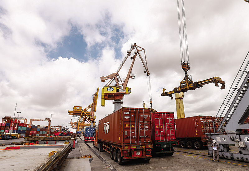 Giữ Mục Ti&ecirc;u Tăng Trưởng Tr&ecirc;n 8% Năm 2025: Động Lực V&agrave; Th&aacute;ch Thức Cuối Năm